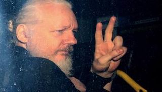 جوليان أسانج بعد اعتقاله من السفارة الإكوادورية