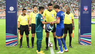 جهاد جريشة مع قائدي الفريقين قبل المباراة