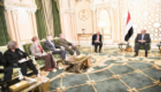 هادي وقائد عسكري أمريكي يبحثان التدخلات الإيرانية باليمن