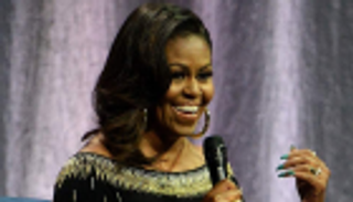 ميشيل أوباما تأسر قلوب البريطانيين بالحديث عن الملكة إليزابيث