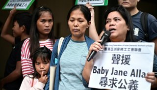 بايبي جاين ألاس تقف إلى اليسار