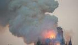 انهيار برج كاتدرائية نوتردام بالكامل بعد اندلاع حريق مروع