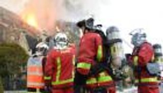 فرق الإنقاذ تسيطر جزئيا على حريق كاتدرائية نوتردام بباريس