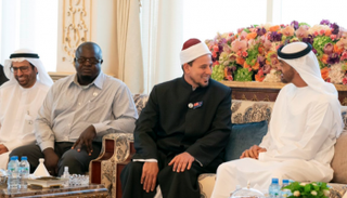 الشيخ محمد بن زايد آل نهيان خلال لقائه إمامي المسجدين
