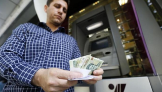 تدهور سعر الريال الإيراني أمام الدولار الأمريكي