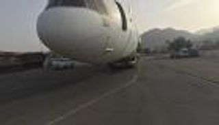 بالصور.. الأردن يغرق طائرة قديمة لتنشيط سياحة الغوص