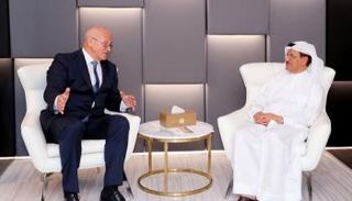 وزير الاقتصاد الإماراتي يبحث مع سفير التشيك التعاون 