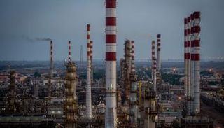 مشترو النفط الإيراني ينتظرون قرار واشنطن بشأن الإعفاءات