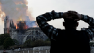 بالصور.. ملامح الصدمة والحزن تنتاب الفرنسيين بعد حريق "نوتردام"