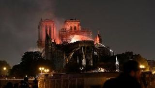النيران تلتهم مبنى كاتدرائية "نوتردام"