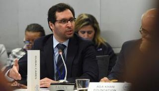 طارق محمد القرق الرئيس التنفيذي لـ"دبي العطاء" خلال الاجتماع