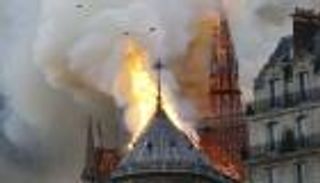 إخماد حريق كاتدرائية نوتردام بعد 15 ساعة من اندلاعه