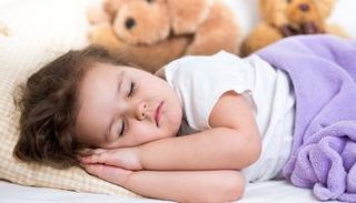 النوم أثناء النهار يؤثر على الصحة البدنية والسلوكية للطفل