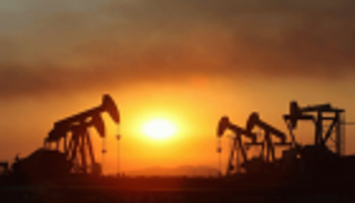 النفط يقترب من 72 دولارا مع تراجع إمدادات ليبيا وفنزويلا 