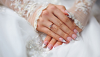 بالصور .. أحدث صيحات طلاء الأظافر في يوم الزفاف