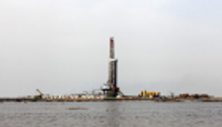 إيران.. الفيضانات تجمد حقول نفط ومجمعات بتروكيماوية