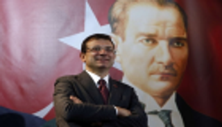 أكرم أوغلو.. لاعب كرة يحرز هدفًا قاتلًا في مرمى أردوغان 