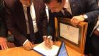 بالصور.. أكرم إمام أوغلو يتسلم وثيقة فوزه برئاسة بلدية إسطنبول