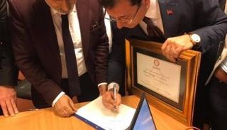 أكرم إمام أوغلو يتسلم وثيقة فوزه برئاسة بلدية إسطنبول