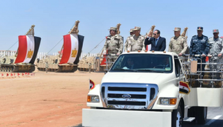 الرئيس السيسي خلال تفقده قاعدة محمد نجيب العسكرية