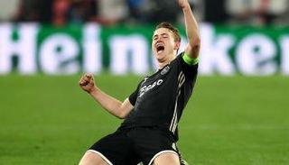 دي ليخت يحتفل بهدفه