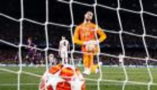مدرب حراس مانشستر يونايتد يثير السخرية من دي خيا