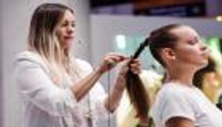 لورا بولكو مصففة شعر المشاهير تستقطب زوار "بيوتي ورلد" بدبي