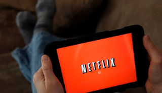 نتفليكس ترفع قيمة اشتراكاتها خلال أشهر