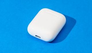 سماعة أبل "Airpods" غير مقاومة للماء