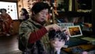 مسنّة يابانية تبعث الحياة في قريتها النائية بالدمى العملاقة