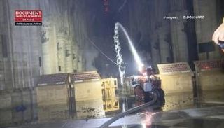 الروبوت الفرنسي Colossus خلال إخماده حريق الكاتدرائية