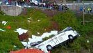 بالصور.. مصرع 29 ألمانيا بانقلاب حافلة سياحية في البرتغال