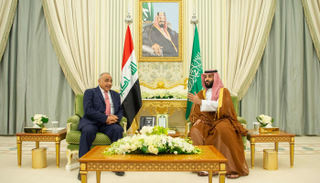 ولي العهد السعودي خلال استقباله رئيس وزراء العراق