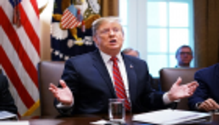 ترامب أول رئيس أجنبي يلتقي إمبراطور اليابان الجديد 