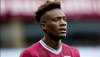 تشيلسي يلجأ لمهاجم أستون فيلا للنجاة من أزمة عقوبة الفيفا