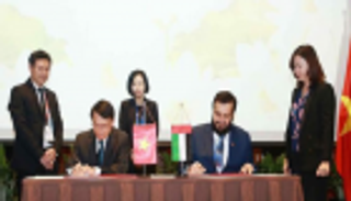 "وام" توقع اتفاقية تعاون مع وكالة الأنباء الفيتنامية