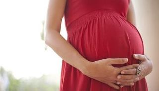 تعرض الحامل لتلوث الهواء يضعف نمو جنينها