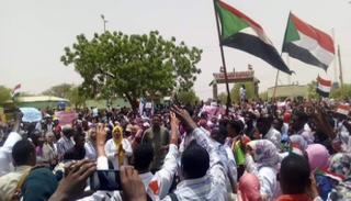 آلاف السودانيين يحتشدون أمام مقار القيادة العامة للجيش