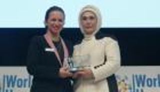 في محاولة لتلميعها.. شبكة إخوانية قطرية تكرم أمينة أردوغان بلندن