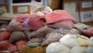 ضبط طن من مخدرات "الميثامفيتامين" بمكبرات صوت في فيتنام