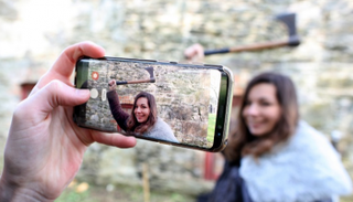 سائحة تلتقط صورة في موقع تصوير للمسلسل