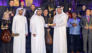 الشيخ محمد بن حمد بن محمد الشرقي يُكرّم المشاركين في الملتقى.