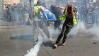 بالصور.. اشتباكات بين متظاهري "السترات الصفراء" والشرطة الفرنسية