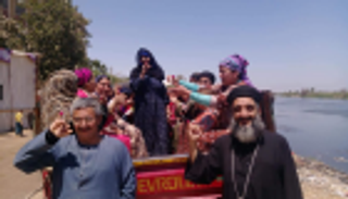 بالصور.. ناخبو صعيد مصر يتحدون الصعاب للوصول إلى "صناديق الاستفتاء"