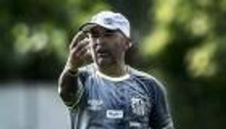 "دراجة".. هدية مدرب سانتوس من مجموعة أطفال