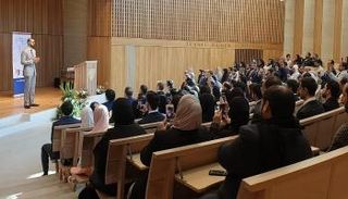 تخريج 94 إماراتياً من المنتسبين لبرنامج الذكاء الاصطناعي في بريطانيا