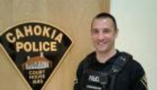 موقف إنساني.. شرطي أمريكي يوصل شابا مخالفاً إلى مكان المقابلة الوظيفية