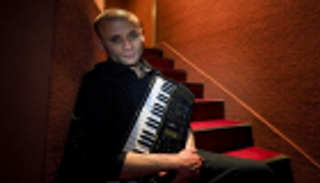 الجزائري لاموري.. من أنفاق مترو باريس إلى أضواء المهرجانات والنجومية