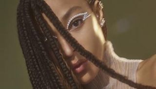 تجميل الوجه باستخدام اللؤلؤ صيحة مكياج ٢٠١٩ 