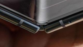 شاشة هاتف سامسونج القابل للطي محطمة